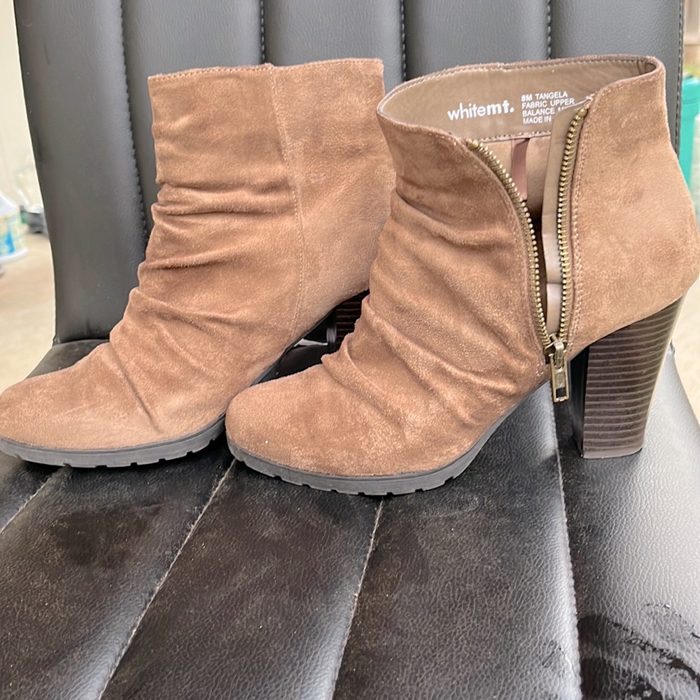 Booties color brown,size 8